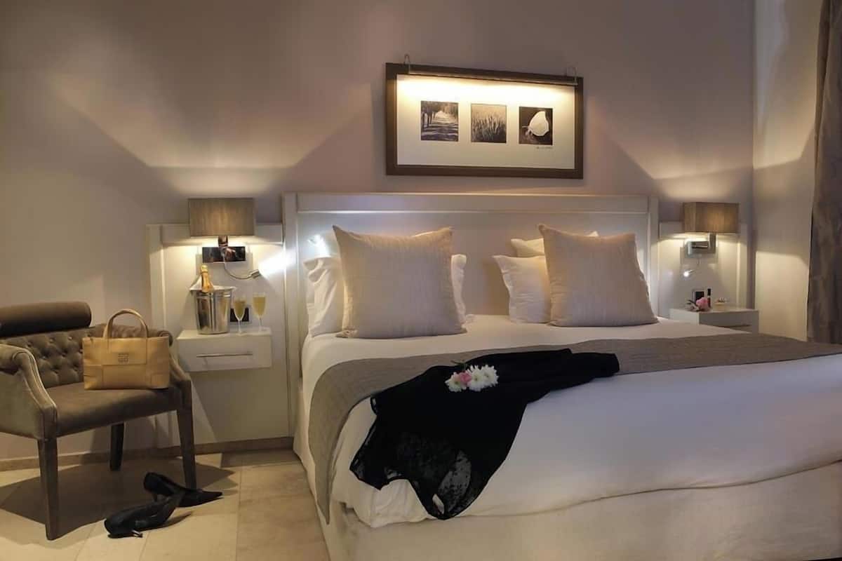 Premium bedding, in-room safe, laptop workspace, blackout curtains