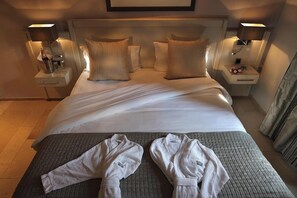 Premium bedding, in-room safe, laptop workspace, blackout drapes