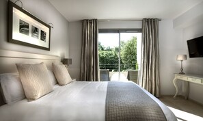 高档床上用品、客房内保险箱、办公桌、笔记本电脑工作区