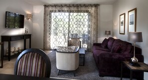 Ropa de cama de alta calidad y caja de seguridad en la habitación 