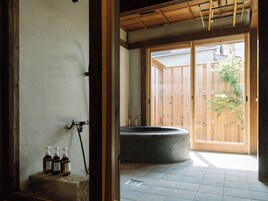 Bañera con ducha, artículos de tocador gratuitos, secador de pelo, bidet