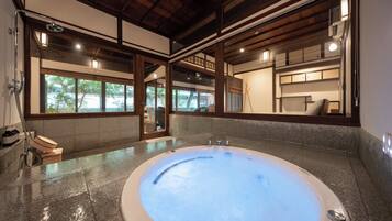 Phòng, 2 giường đôi, không hút thuốc, phòng tắm riêng (Sonobe201,Room Rental, Adjacent to FD) | Phòng tắm | Vòi sen/bồn tắm kết hợp, đồ dùng nhà tắm miễn phí, máy sấy tóc