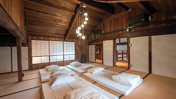 Tradisjonelt rom, flere senger, privat bad (Sonobe202, Room Rental,Adjacent to FD) | Wi-fi (inkludert)