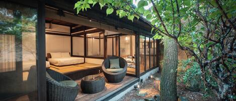 Chambre, 2 lits doubles, non-fumeur, salle de bain privée (Sonobe201,Room Rental, Adjacent to FD) | Vue sur le jardin