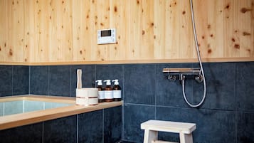 Habitación tradicional, varias camas, para no fumadores, baño privado | Baño | Tina con regadera, amenidades de baño gratuitas, secadora de cabello