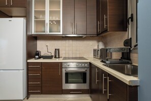 アパートメント シティビュー | 専用キッチン | 大型冷蔵庫、電子レンジ、オーブン、コンロ