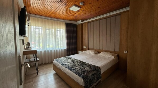 Habitación estándar, vistas a la ciudad | Ropa de cama de alta calidad, minibar, escritorio