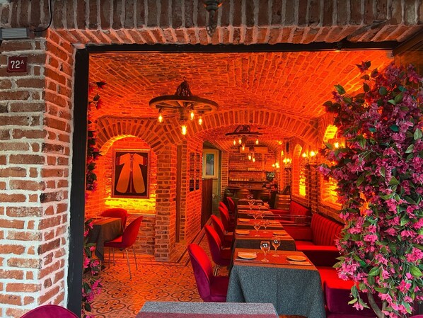 Daily cooked-to-order breakfast (EUR 10 per person)