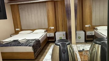 Habitación estándar, vistas a la ciudad | Ropa de cama de alta calidad, minibar, escritorio