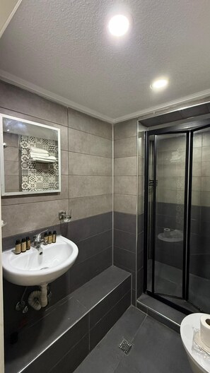 Habitación triple estándar | Baño | Ducha, artículos de higiene personal gratuitos y secador de pelo