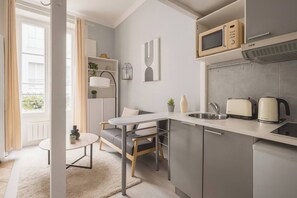 ثلاجة، فرن، موقد طهي مسطح، محمصة خبز