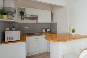 Kühlschrank, Herdplatte, Toaster, Hochstuhl