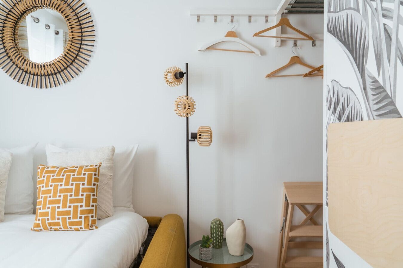 Tabla de planchar con plancha, wifi gratis y ropa de cama 