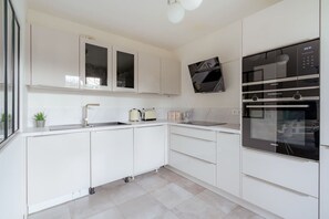 ثلاجة، ميكروويف، فرن، موقد طهي مسطح