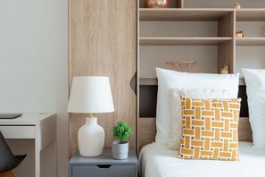 Tabla de planchar con plancha, wifi gratis y ropa de cama 