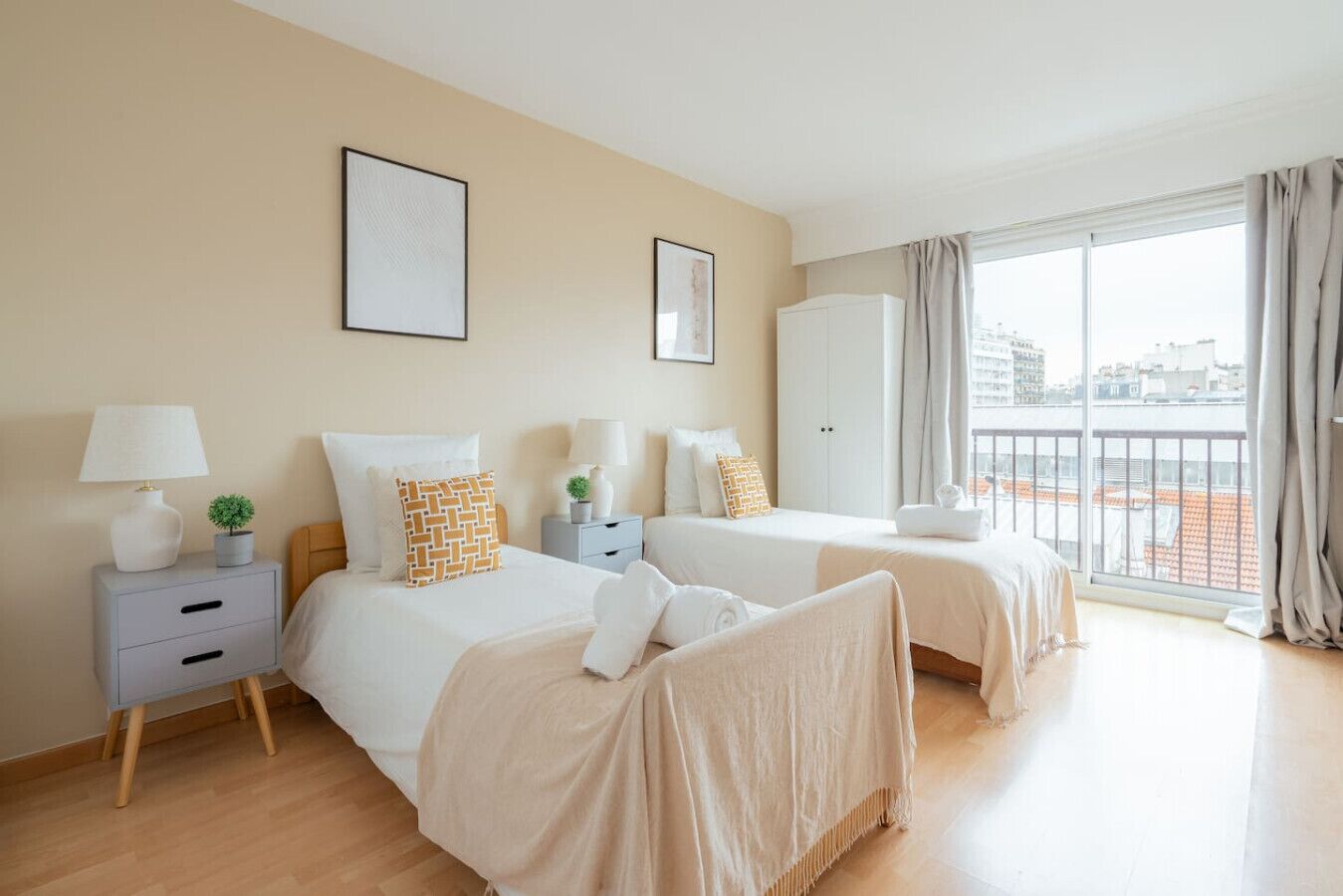 4 bedrooms, iron/ironing board, free WiFi, bed sheets