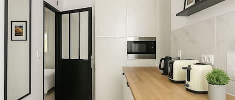 Réfrigérateur, micro-ondes, four, plaque de cuisson