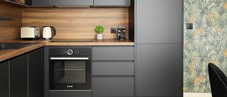 Jääkaappi, mikroaaltouuni, uuni, liesi