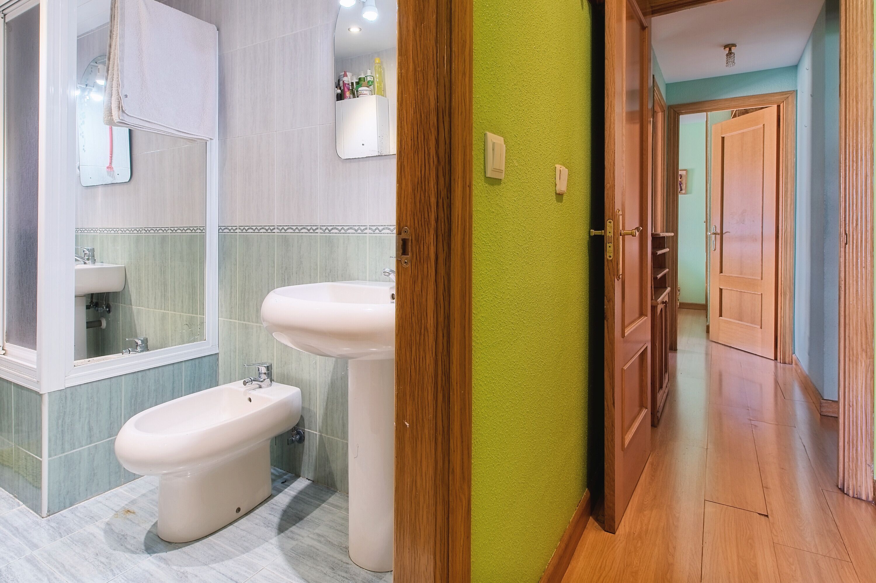 Een douche, een haardroger, handdoeken