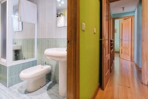 Douche, sĂšche-cheveux, serviettes fournies