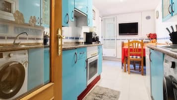 Frigorífico, microondas, horno y placa de cocina