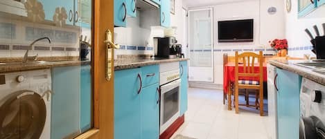 Réfrigérateur, four à micro-ondes, un four, surface de cuisson