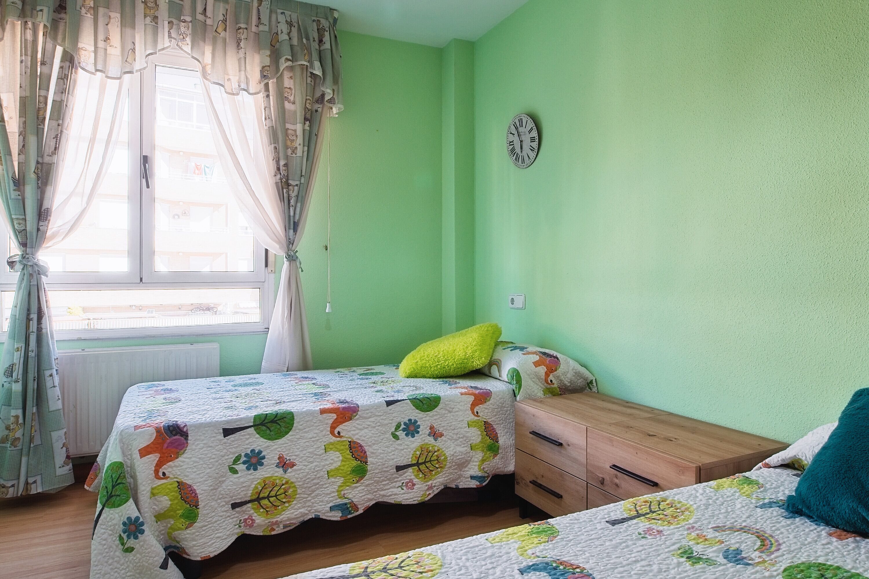 4 habitaciones, tabla de planchar con plancha, wifi y ropa de cama 