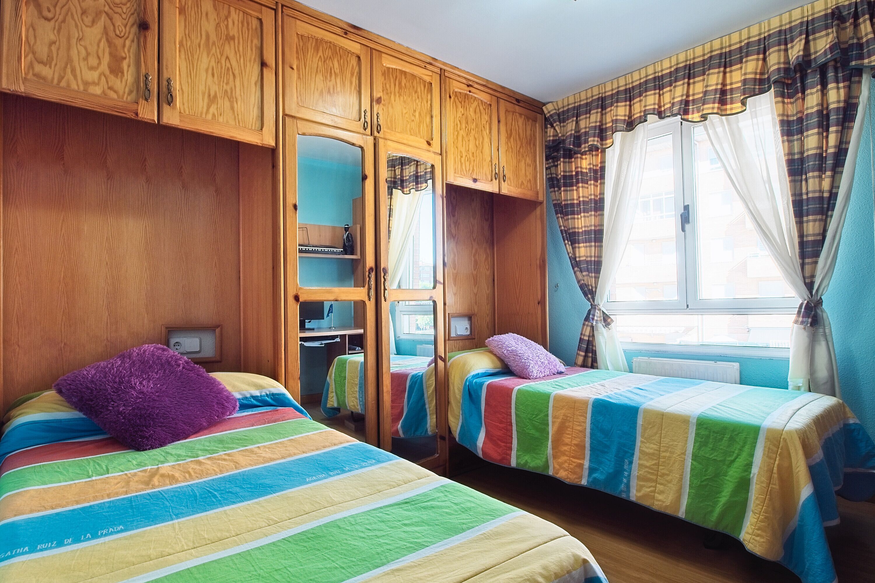 4 habitaciones, tabla de planchar con plancha, wifi y ropa de cama 