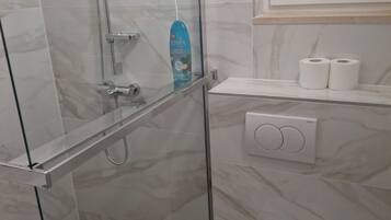 Vila (Three Bedroom Villa) | Banheiro | Chuveiro, toalhas de banho