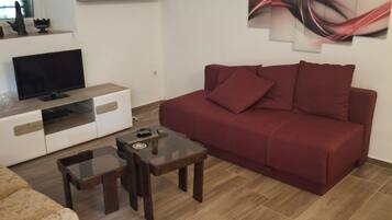 Villa (Three Bedroom Villa) | Oppholdsrom | En 32-tommers Flatskjerm-TV med Parabol-TV