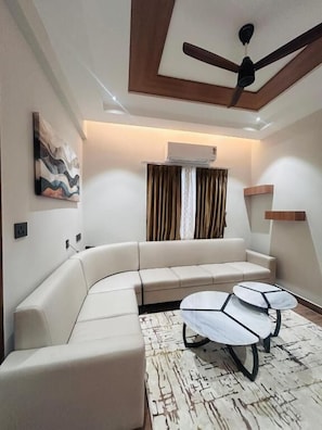 Suite ejecutiva | Zona de estar | Una televisión LED