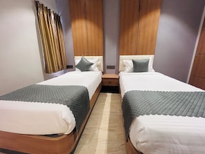 Habitación Deluxe con 2 camas individuales | Escritorio, wifi gratis, ropa de cama