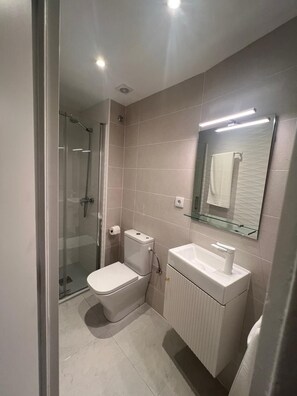 Douche, serviettes fournies