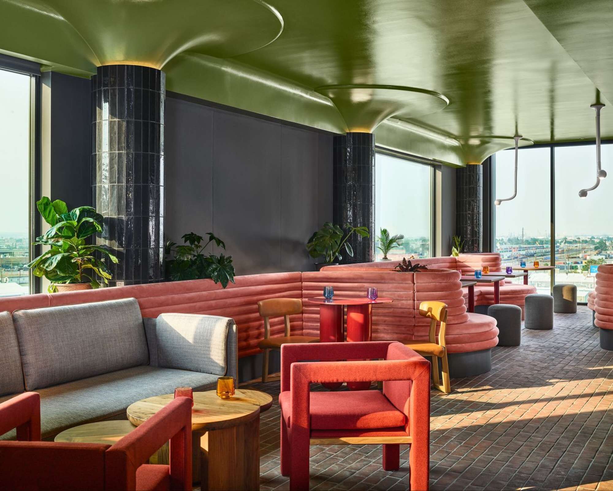 Un espace de détente moderne comprenant un canapé, des fauteuils et une petite table.