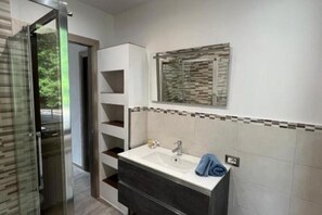 Dusj, hårføner, bidé og håndklær