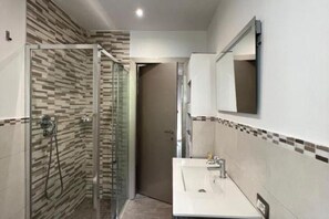 Regadera, secadora de cabello, bidet, toallas 