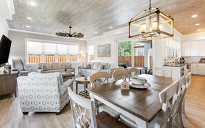 House, Multiple Beds, Pool Access, Pool View (Lynda Lou's) | Living area