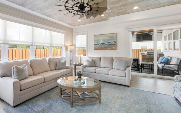 House, Multiple Beds, Pool Access, Pool View (Lynda Lou's) | Living area