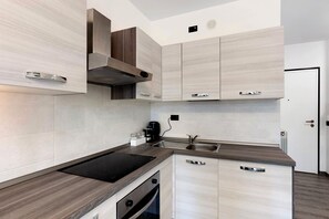 Fridge, oven, stovetop, electric kettle