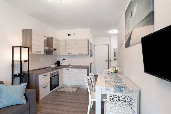 Fridge, oven, stovetop, electric kettle