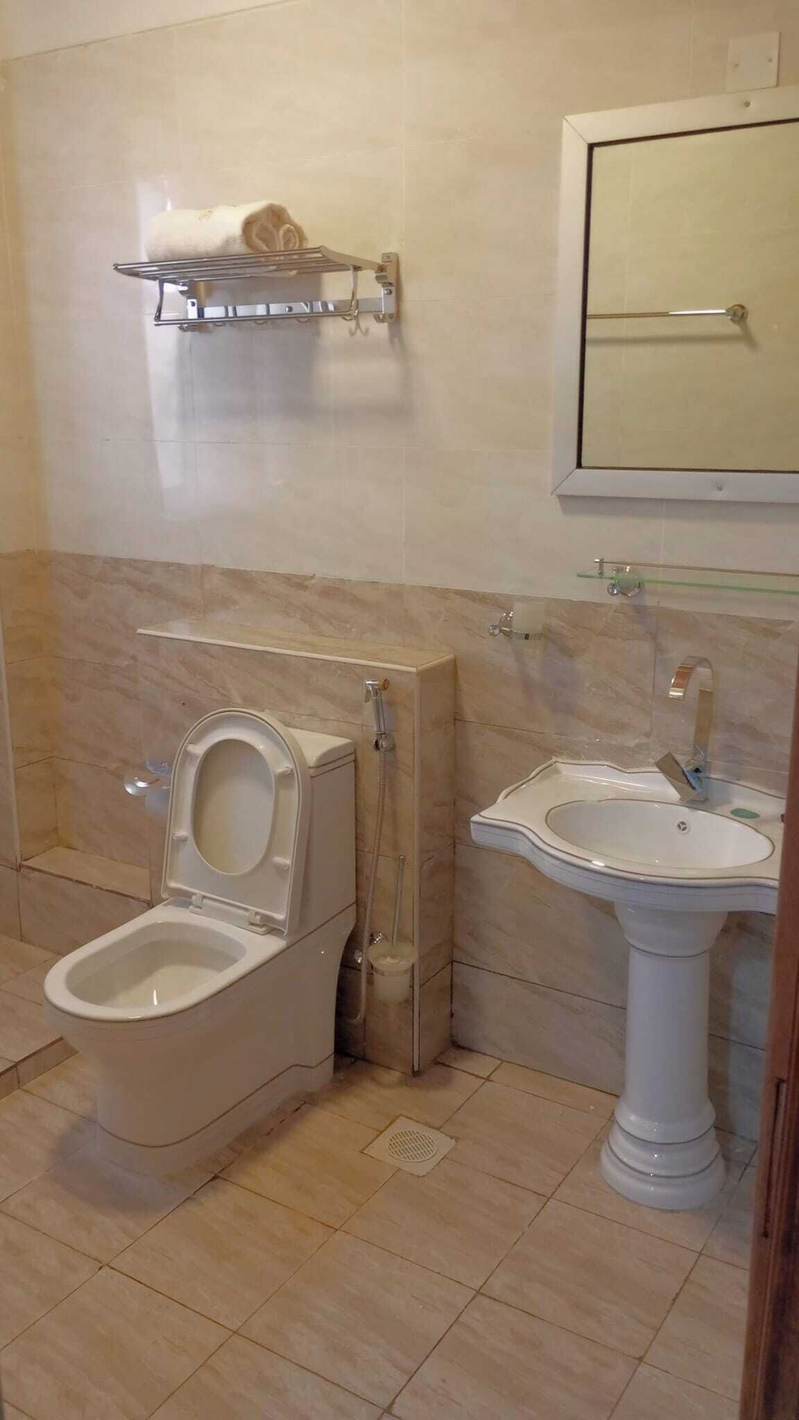 Un baño con inodoro, bidé y lavabo.