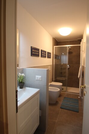 Apartment | Premium bedding, down comforters, iron/ironing board, cribs/infant beds - Swallow Roost (Como)