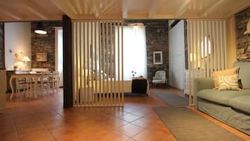 Departamento | Ropa de cama de alta calidad, edredón y tabla de planchar con plancha