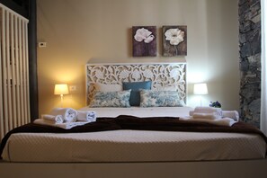 Apartment | Premium bedding, down comforters, iron/ironing board, cribs/infant beds