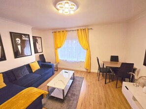 Living area - Charming Apt Near Manchester City Centre By Etihad Stadium and near Co-Op Arena (Clayton)