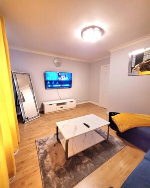 Living area - Charming Apt Near Manchester City Centre By Etihad Stadium and near Co-Op Arena (Clayton)