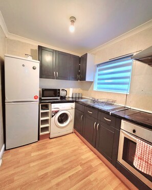 Private kitchen - Charming Apt Near Manchester City Centre By Etihad Stadium and near Co-Op Arena (Clayton)