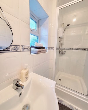 Dusche, Haartrockner, Seife, Toilettenpapier