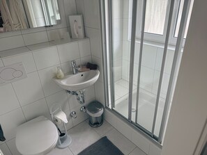 Chambre Double | Salle de bain | Serviettes fournies, papier toilette