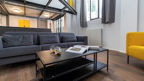 ์ํํธ (2 Bedrooms) | ๊ฑฐ์ค ๊ณต๊ฐ | ์ผ์ด๋ธ ์ฑ๋ ์์ฒญ์ด ๊ฐ๋ฅํ 32์ธ์น ์ค๋งํธ TV